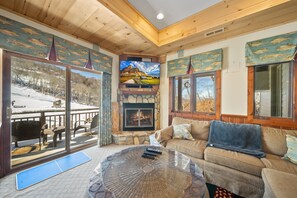 Smart TV, chimenea, reproductor de DVD y futbolito 