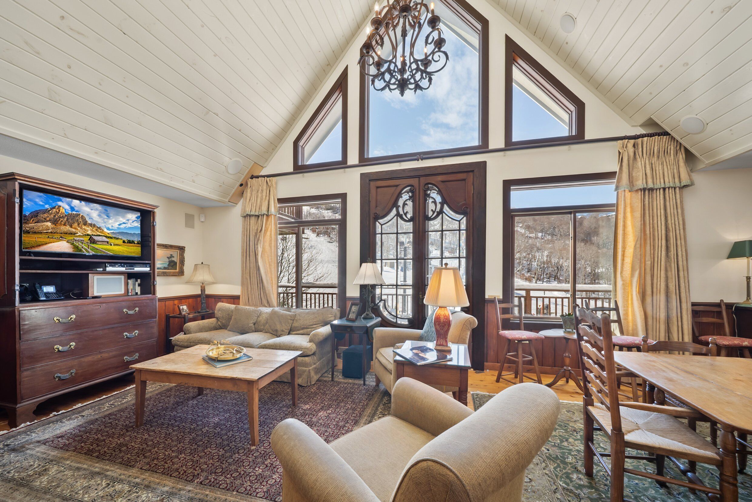 Smart-tv, een open haard, een dvd-speler en tafelvoetbal