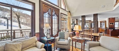 Älytelevisio, takka, DVD-soitin, pöytäjalkapallopöytä