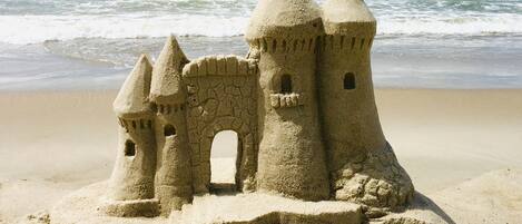 Playa en los alrededores y camastros