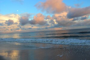 Beach nearby, sun-loungers - Perfect Little Beach Cottage for your stay on Oak Island (Oak Island)