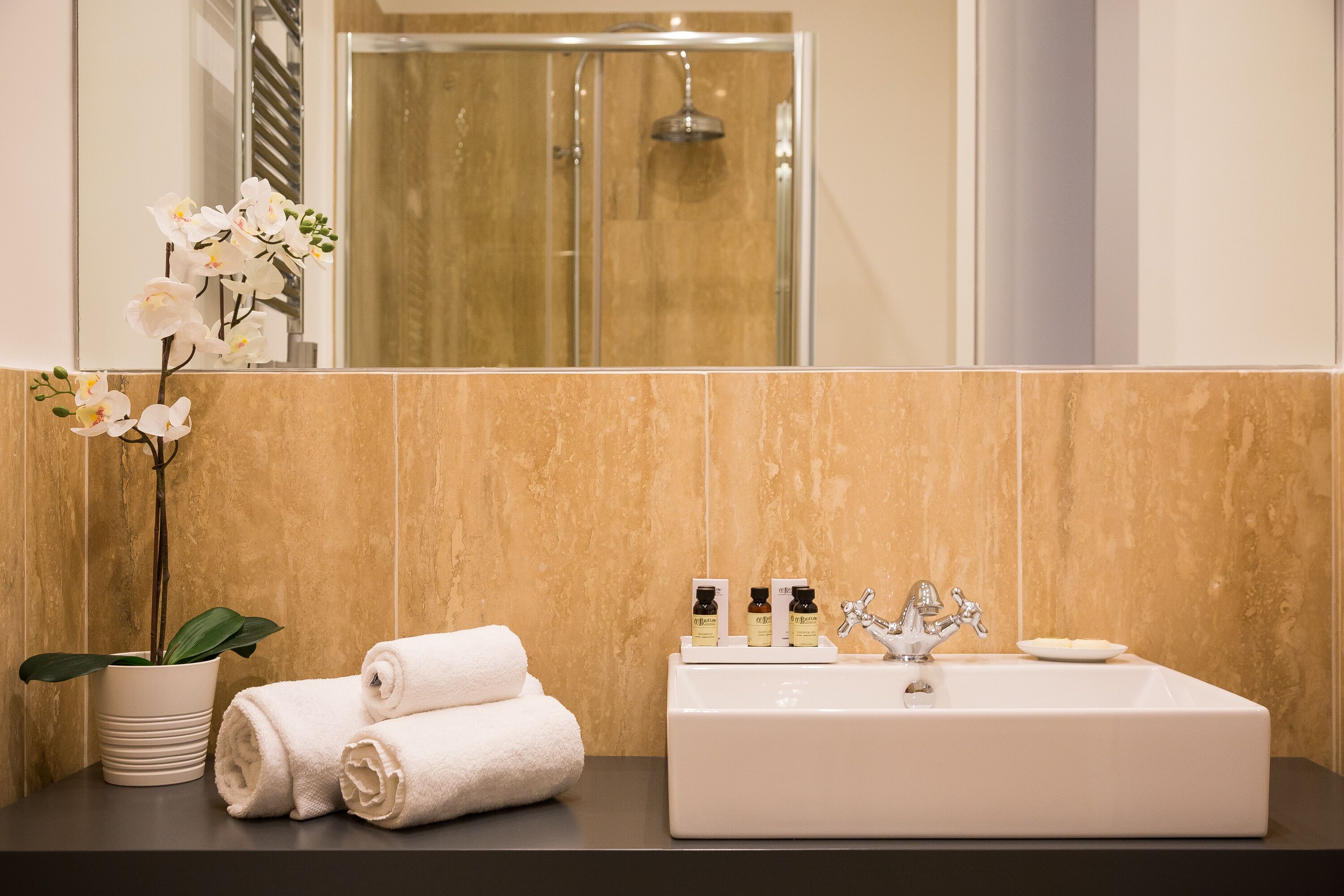 Een douche, een haardroger, een bidet, handdoeken
