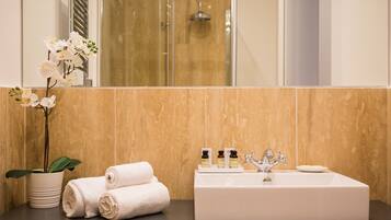 Een douche, een haardroger, een bidet, handdoeken