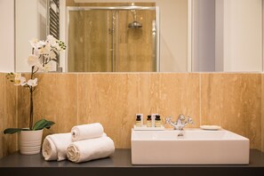Douche, sèche-cheveux, bidet, serviettes fournies