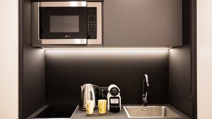 Kaffetrakter/tekoker, kjøleskap, mikrobølgeovn og kokeplater