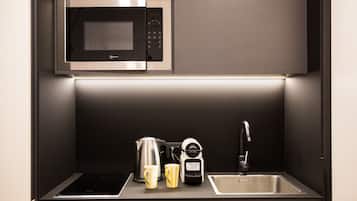 Frigorífico, microondas, placa de cocina y cafetera o tetera