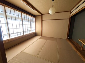 Rum i japansk stil - flera sovrum - privat badrum - utsikt mot bergen (Two) | Duntäcken, gratis wi-fi och sängkläder