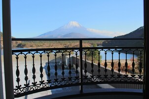 华丽三人房, 无烟房, 私人浴室 (JapaneseWestern(B), Mt & Lake View) | 阳台景观