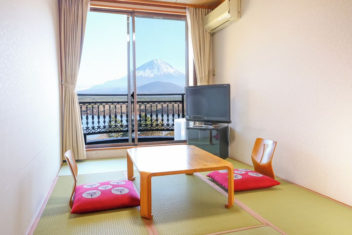 Tremannsrom – deluxe, ikke-røyk, privat bad (JapaneseWestern(B), Mt & Lake View) | Baderomsfasiliteter | Kombinert dusj/badekar, toalettartikler (inkludert), hårføner og tøfler