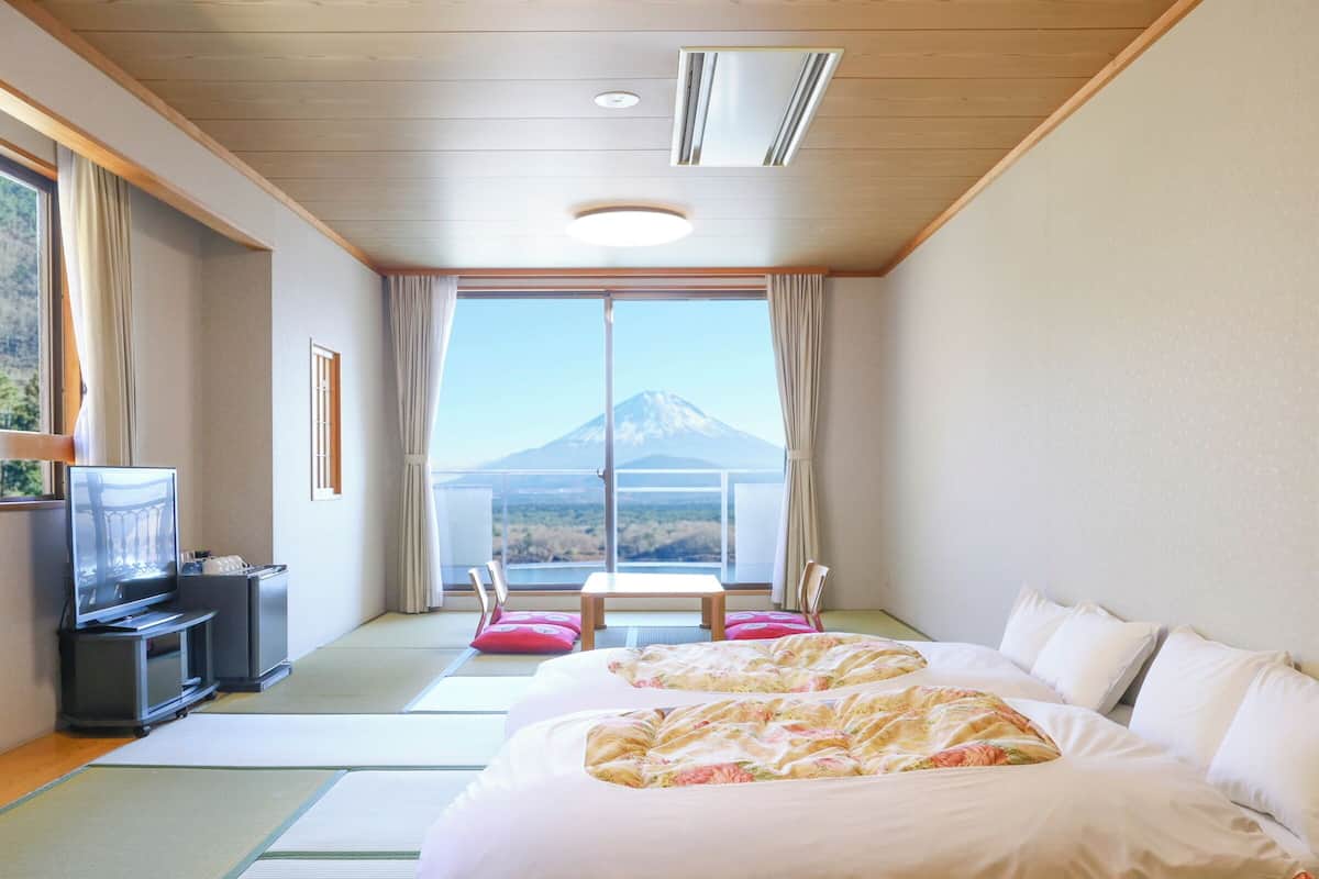 Rom – deluxe, ikke-røyk, privat bad (JapaneseWestern(A), Mt & Lake View) | Dundyner, wi-fi (inkludert) og sengetøy