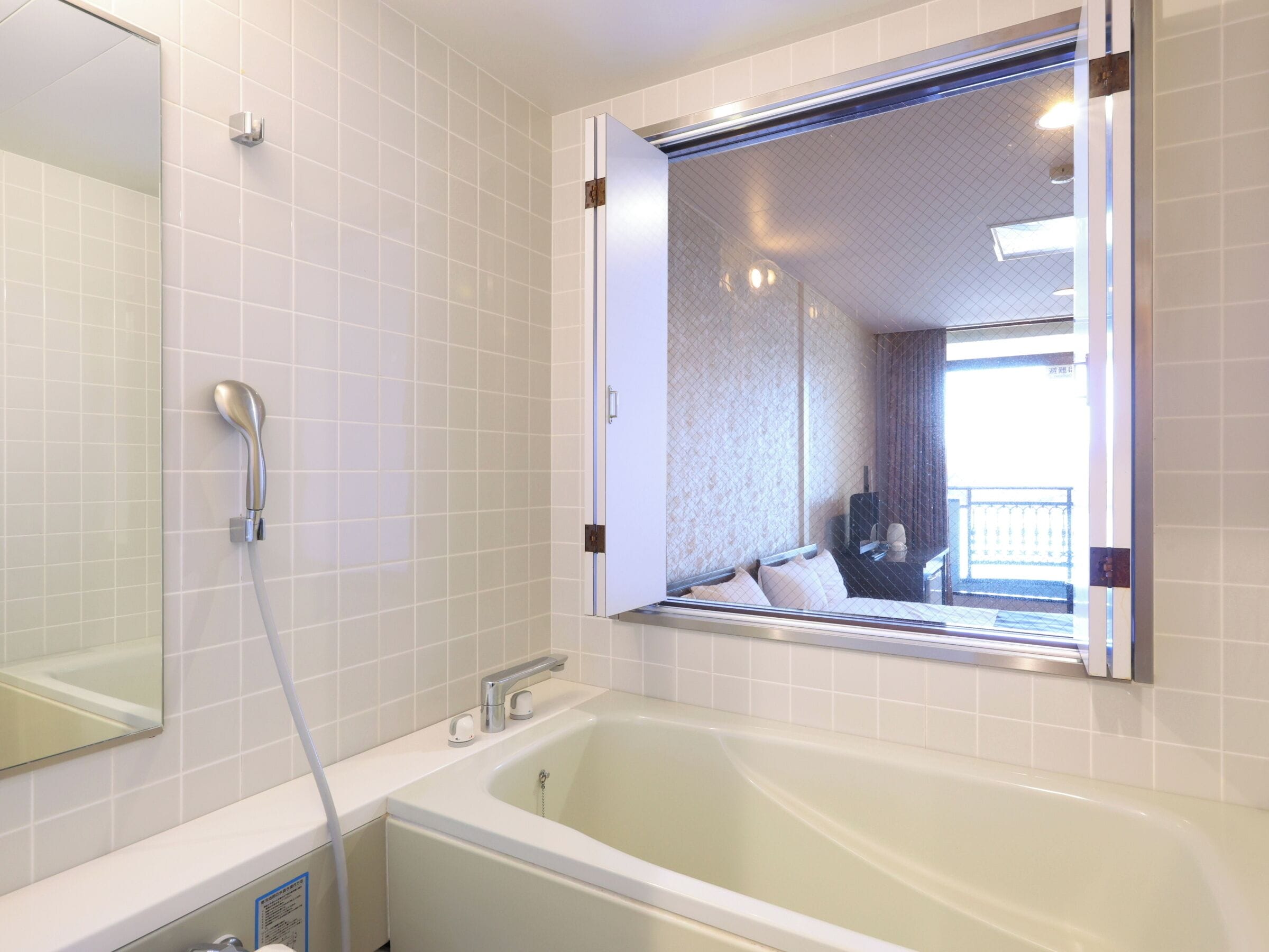 基本雙床房, 非吸煙房, 私人浴室 (Mountain and Lake View) | 浴室 | 淋浴/浴缸二合一、免費盥洗用品、吹風機、拖鞋