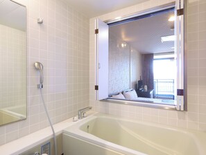 Chambre de base avec lits jumeaux, non-fumeur, salle de bain privée (Mountain and Lake View) | Salle de bain | Ensemble baignoire-douche, articles de toilette (gratuits)