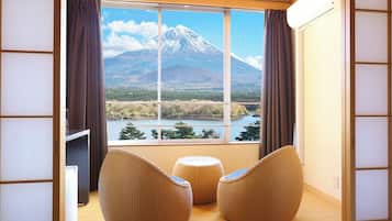 Kamar Tradisional, Bebas Asap Rokok, pemandangan danau (Japanese Style, Mountain & Lake View) | Selimut bulu angsa, Wi-Fi gratis, dan seprai linen