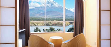 Chambre Tradition, non-fumeurs, vue lac (Japanese Style, Mountain & Lake View) | Couette en duvet d'oie, Wi-Fi gratuit, draps fournis