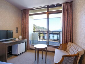 Basic-Zweibettzimmer, Nichtraucher, eigenes Bad (Mountain and Lake View) | Daunenbettdecken, kostenloses WLAN, Bettwäsche