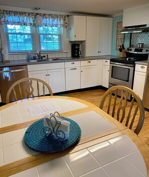 Fridge, microwave, oven, stovetop - Entire home, quiet pastoral setting, 2 miles from Liberty University Campus (Lynchburg)