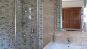 Double Room, Ensuite, Garden View | Bilik Mandi