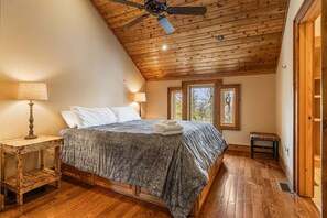 4 bedrooms, desk, WiFi, bed sheets