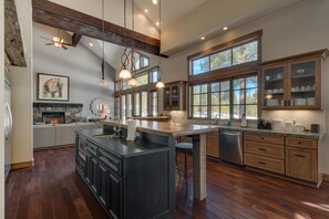 冰箱、微波炉、烤箱、炉灶