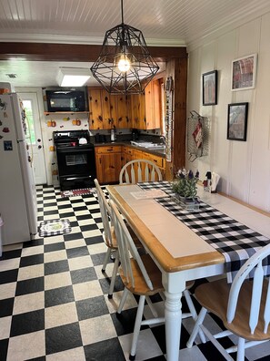 Dining - 100 year old stone cottage nestled in beautiful, quiet nature (Harrison)