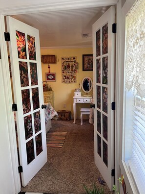 2 bedrooms, iron/ironing board, travel crib, free WiFi - 100 year old stone cottage nestled in beautiful, quiet nature (Harrison)