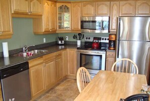 Kjøleskap, mikrobølgeovn, kokeplater og oppvaskmaskin