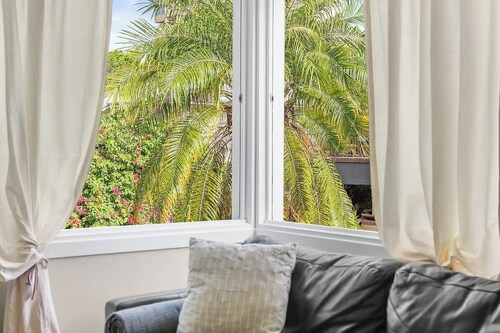 Stylish 1 Bedroom Apartment ~ New Farm