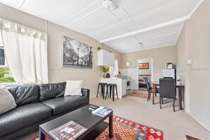 TV, Netflix, books, streaming services - Stylish 1 Bedroom Apartment ~ New Farm (New Farm)