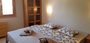 2 dormitorios, tabla de planchar con plancha, wifi y ropa de cama