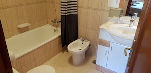 Ducha y bañera combinadas, secador de pelo, bidé y toallas