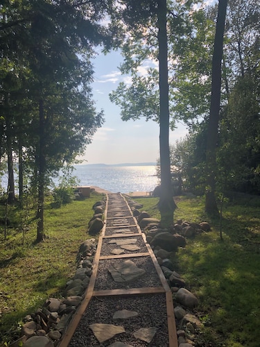 Come and enjoy this beautiful private cottage with your family!!