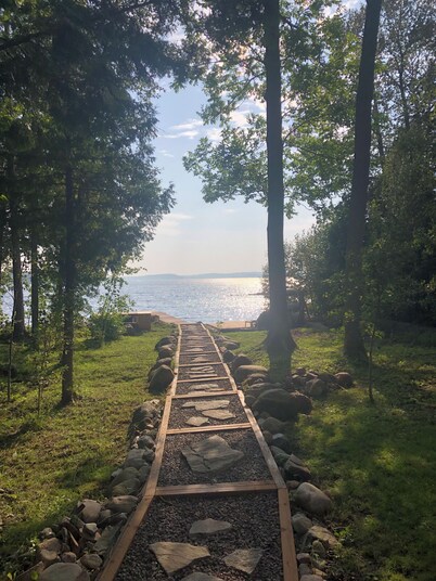 Come and enjoy this beautiful private cottage with your family!!