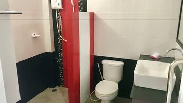 Shower, free toiletries, towels