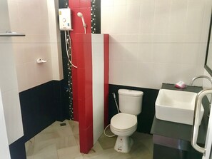 Shower, free toiletries, towels