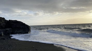 Playa en los alrededores y toallas de playa