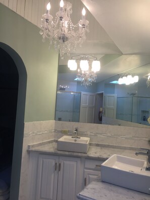 Combined shower/tub, hair dryer, towels, soap -  Amazing five-bedroom villa, 15 minutes From Airport, airport transfers included (Montego Bay)