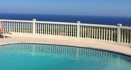 Amazing five-bedroom villa, 15 minutes From Airport, airport transfers included