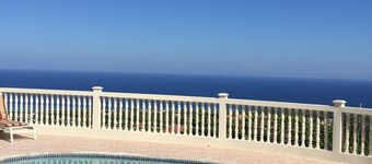 Amazing five-bedroom villa, 15 minutes From Airport, airport transfers included