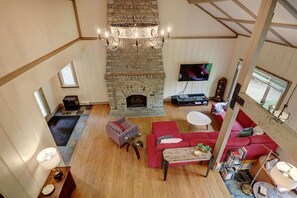 TV, fireplace, DVD player, offices - Luxury Chalet Austin: Hot Tub, Lake & Mountain View (Austin)