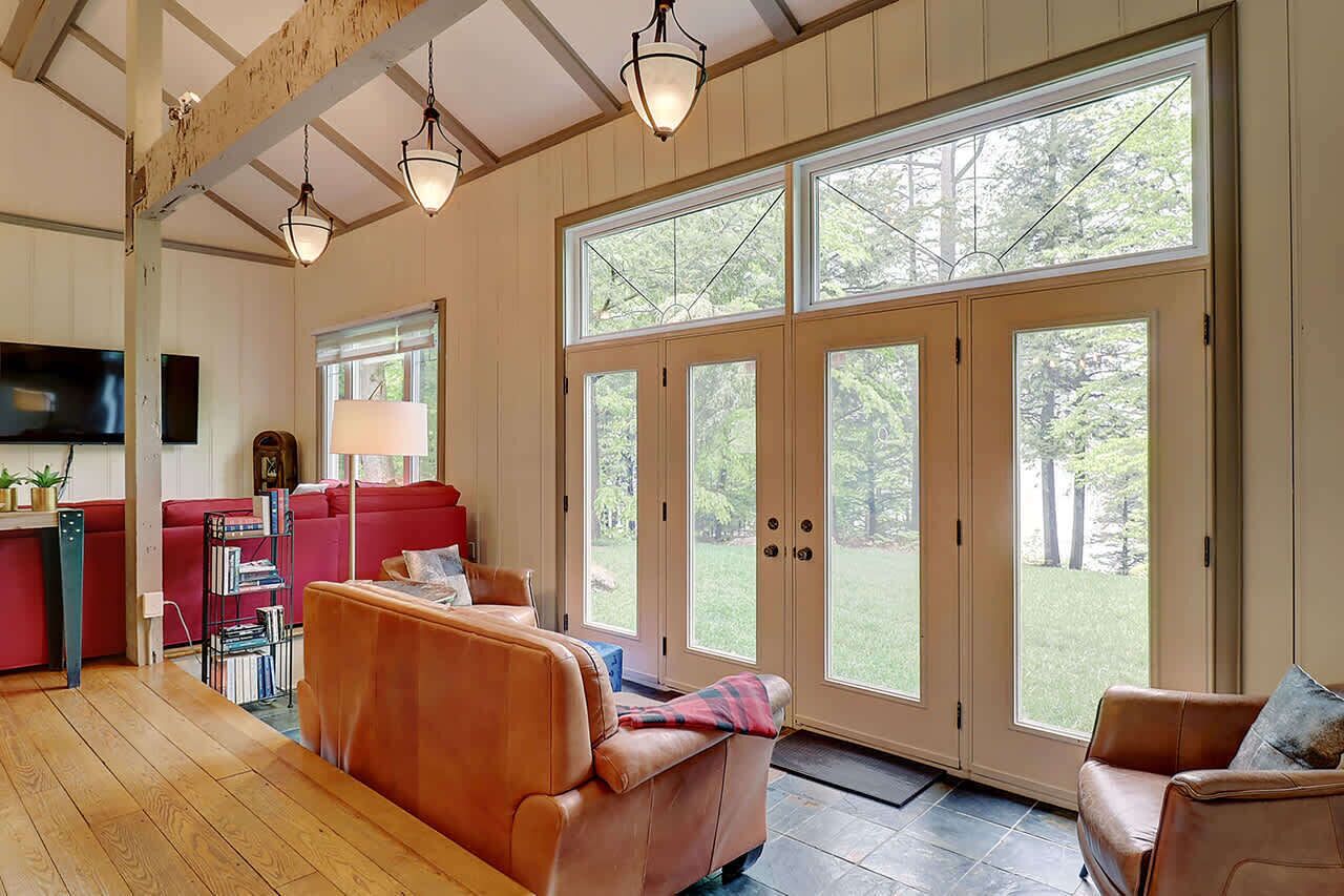 Télévision, cheminée, lecteur de DVD, espaces bureaux