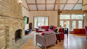 Télévision, cheminée, lecteur de DVD, espaces bureaux