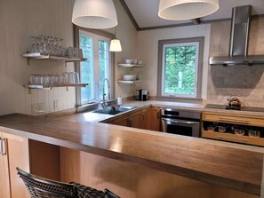 Fridge, microwave, oven, stovetop - Luxury Chalet Austin: Hot Tub, Lake & Mountain View (Austin)