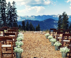 Outdoor banquet area - Gorgeous Updated 2BR Heart of Northstar Village near Gondolas - Platinum Level (Truckee)