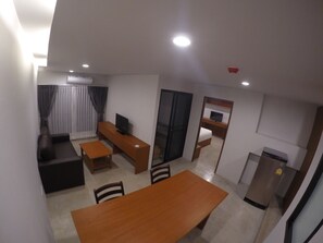 Kamar Triple Keluarga, 1 kamar tidur | Area keluarga | TV layar datar