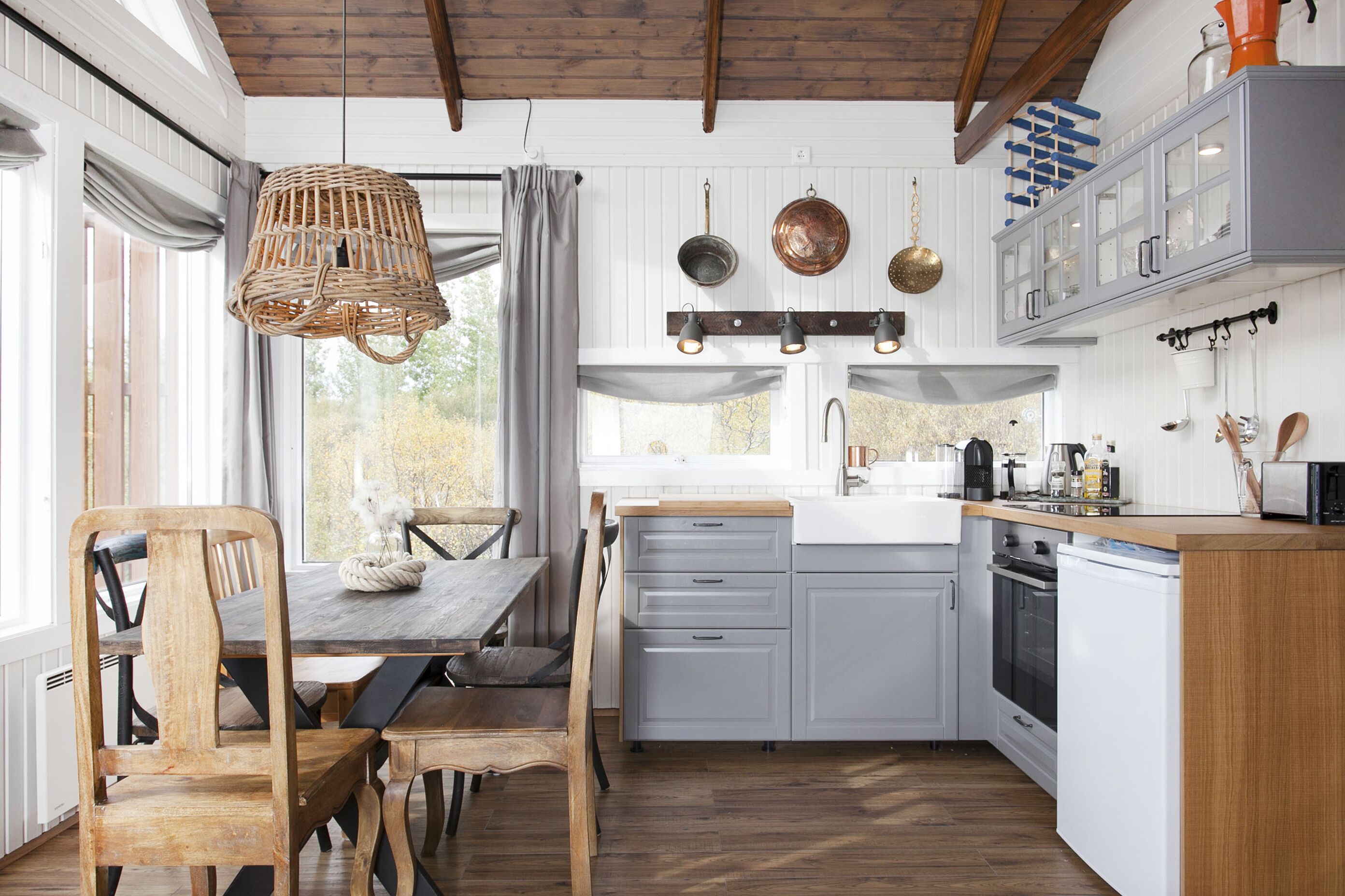 Fridge, oven, stovetop, coffee/tea maker