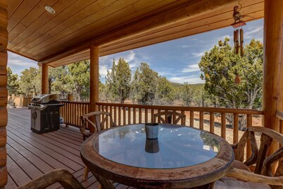 Spacious 4BR Cabin near Zion · Stargazing Deck, Trails, Pool Table & Family Fun