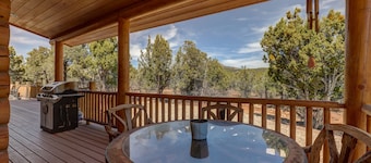 Spacious 4BR Cabin near Zion · Stargazing Deck, Trails, Pool Table & Family Fun