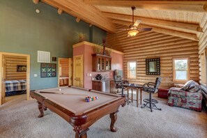 Games room - Spacious 4BR Cabin near Zion · Stargazing Deck, Trails, Pool Table & Family Fun (Mount Carmel)