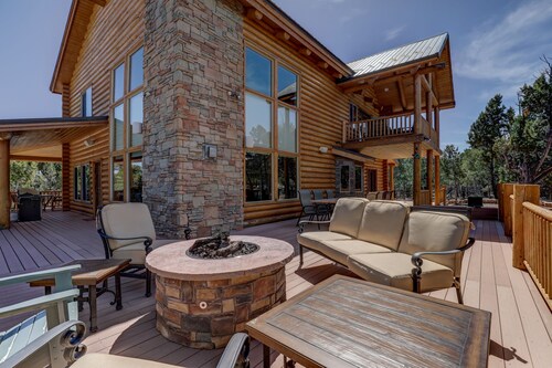 Spacious 4BR Cabin near Zion · Stargazing Deck, Trails, Pool Table & Family Fun