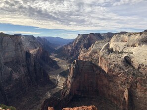 Un cañón con acantilados escarpados y un río que lo atraviesa.